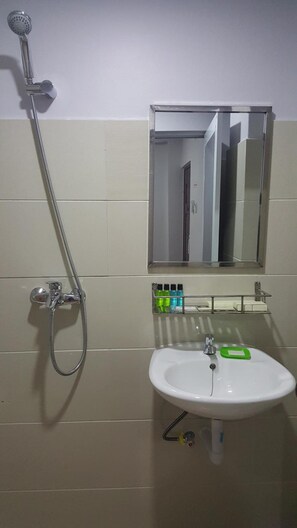 シャワー、バスアメニティ (無料)、ヘアドライヤー、スリッパ