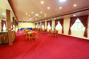 Breakfast, lunch, dinner served; Burmese cuisine  - Hotel Angel Land (Hpa-An)