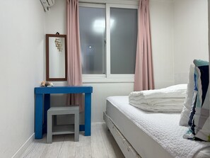 Basic Single Room, 1 Bedroom | Blackout curtains, free WiFi, bed sheets - Slow Citi Guesthouse - Hostel (Seogwipo)