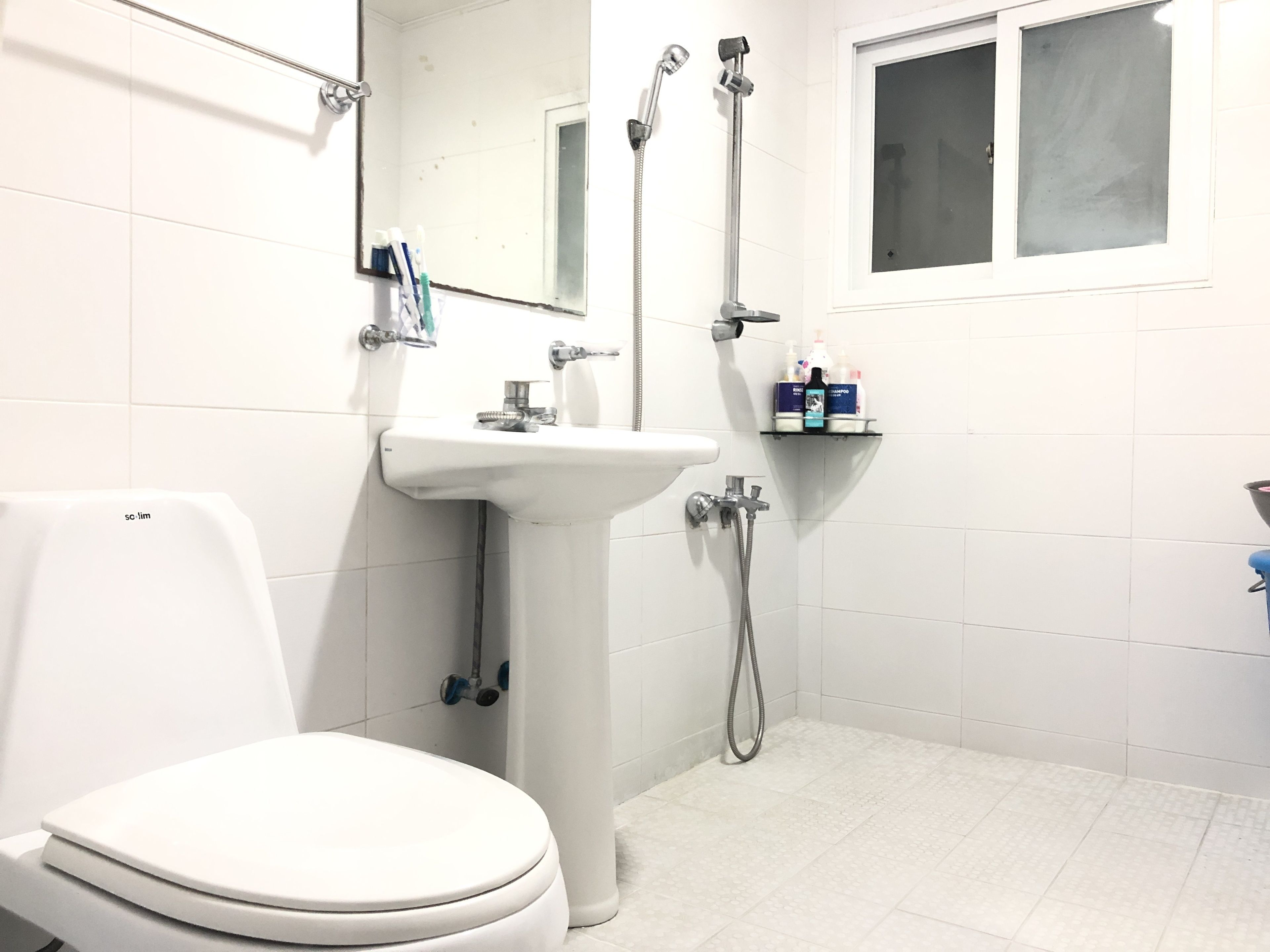 Shower, rainfall showerhead, free toiletries, slippers