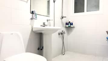 Shower, rainfall showerhead, free toiletries, slippers