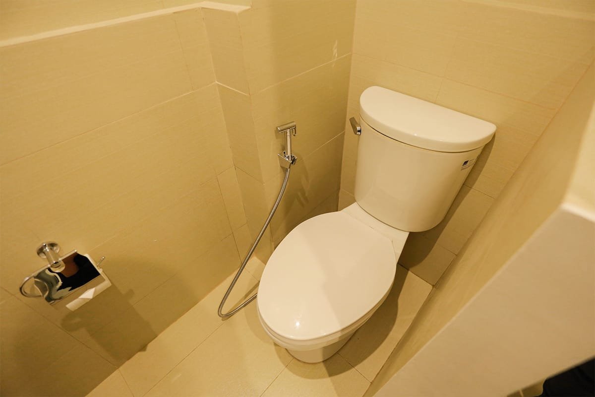 shower, rainfall showerhead, free toiletries, hair dryer