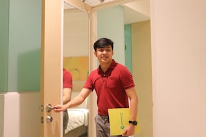 In-room safe, desk, laptop workspace, blackout curtains - Go Hotels Manila Airport Road (Parañaque)