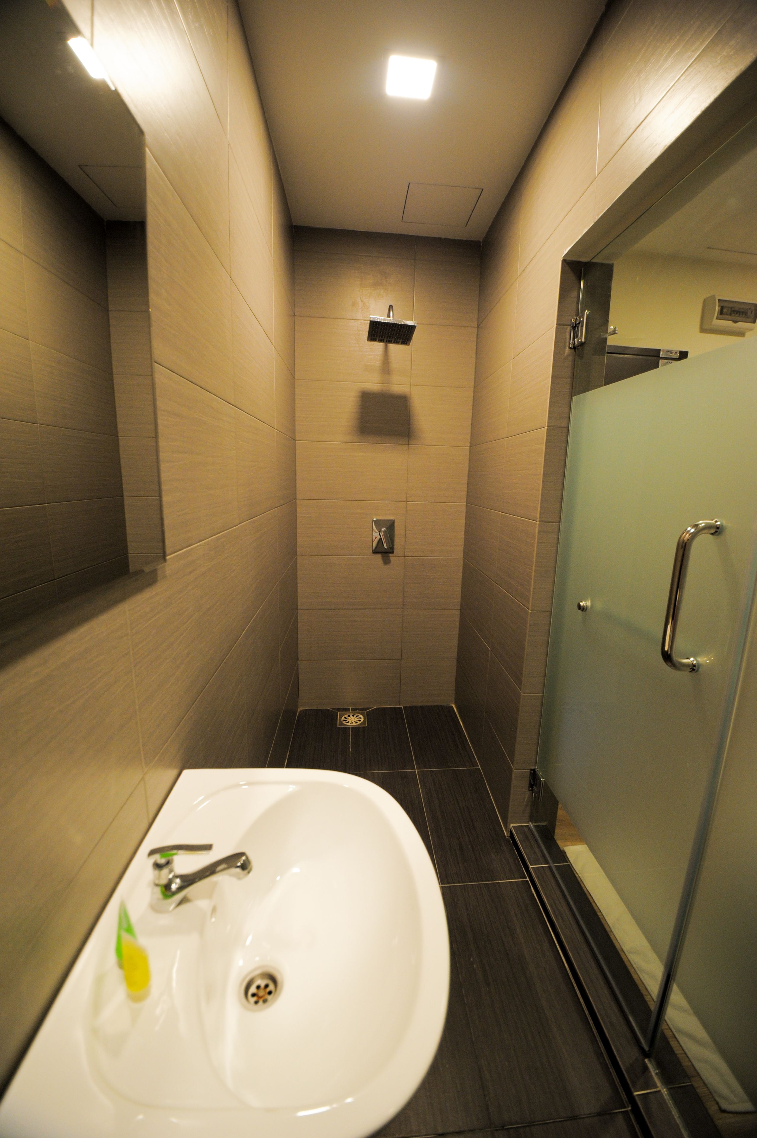 standard queen | bathroom | shower, free toiletries, hair dryer, towels