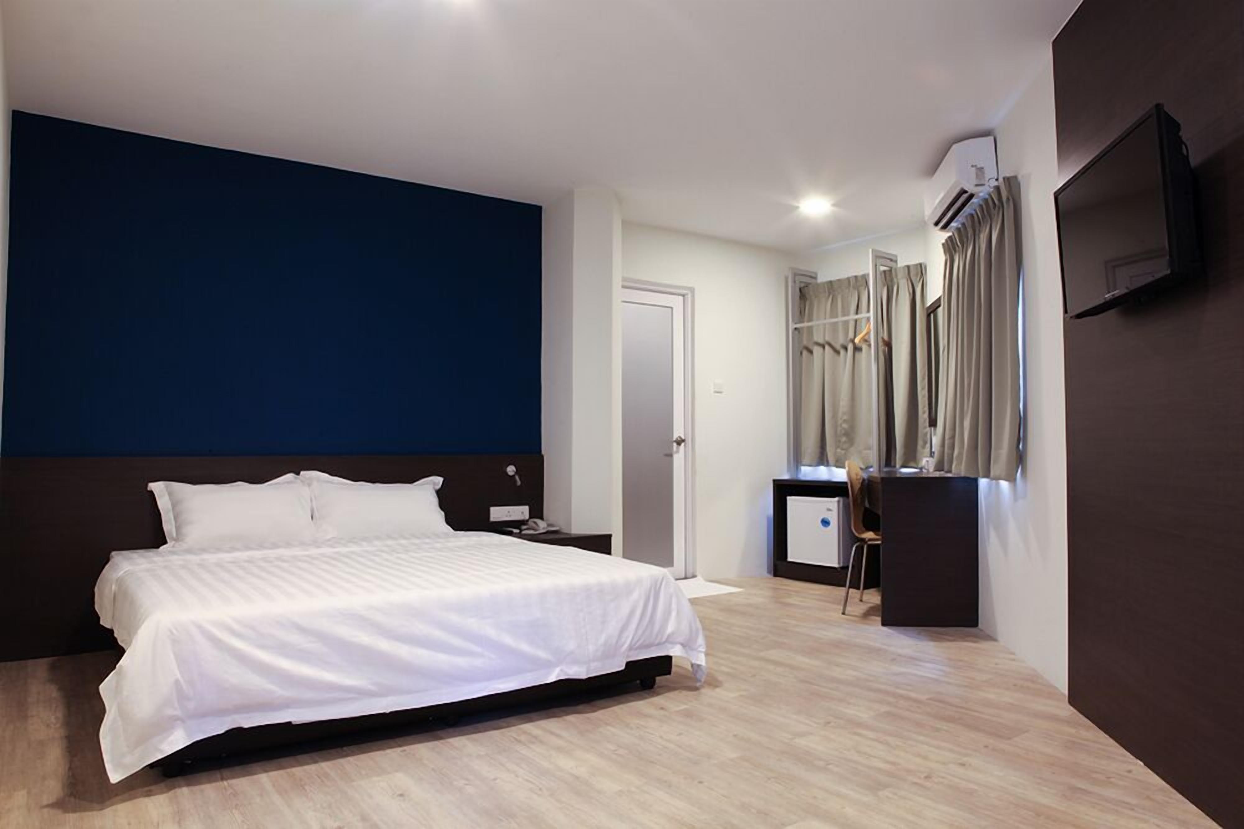 deluxe king (window room is subject to room availability) | premium bedding, iron/ironing board, rollaway beds, free wifi
