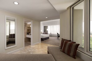 Kamar Deluks | Seprai premium, minibar, brankas, dan meja kerja