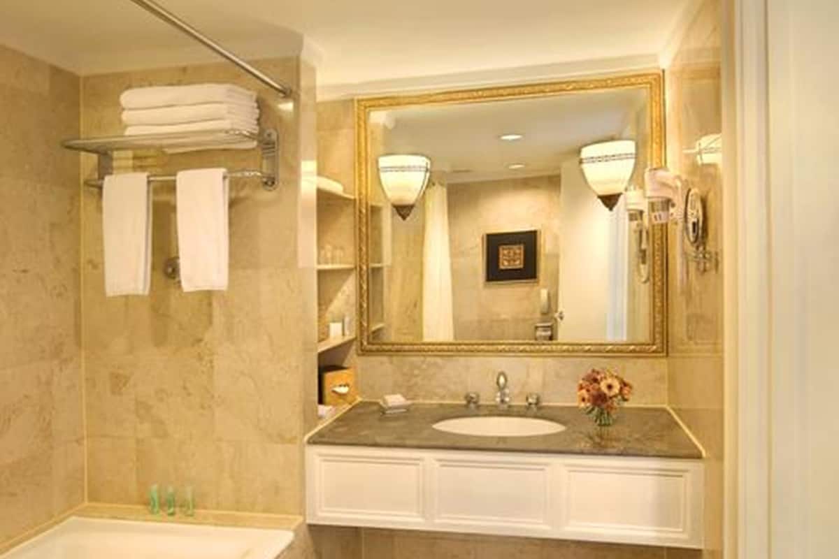 bathtub, deep-soaking bathtub, free toiletries, hair dryer