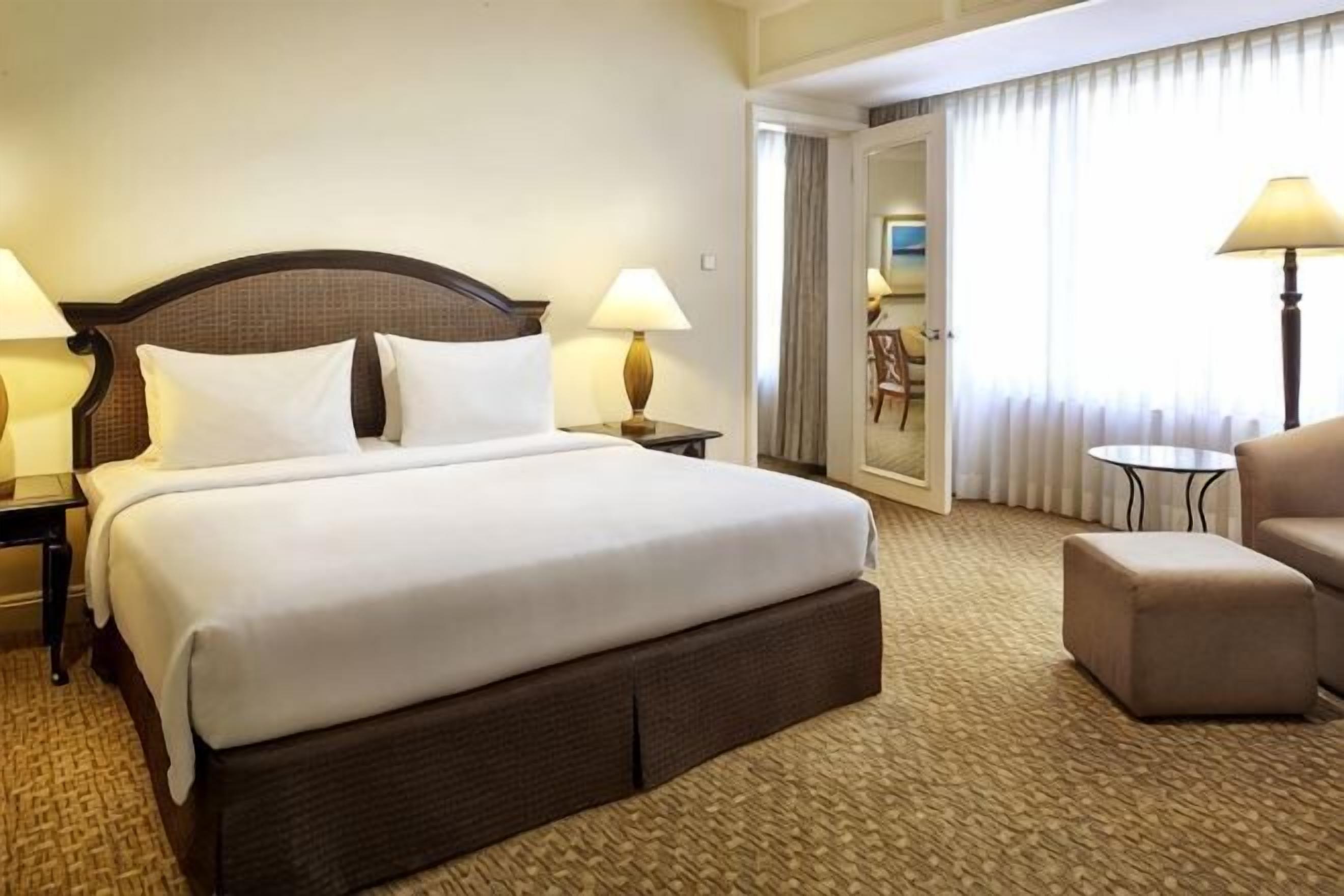 Premium bedding, minibar, in-room safe, desk