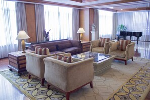ARYADUTA SUITE | Living room | Flat-screen TV