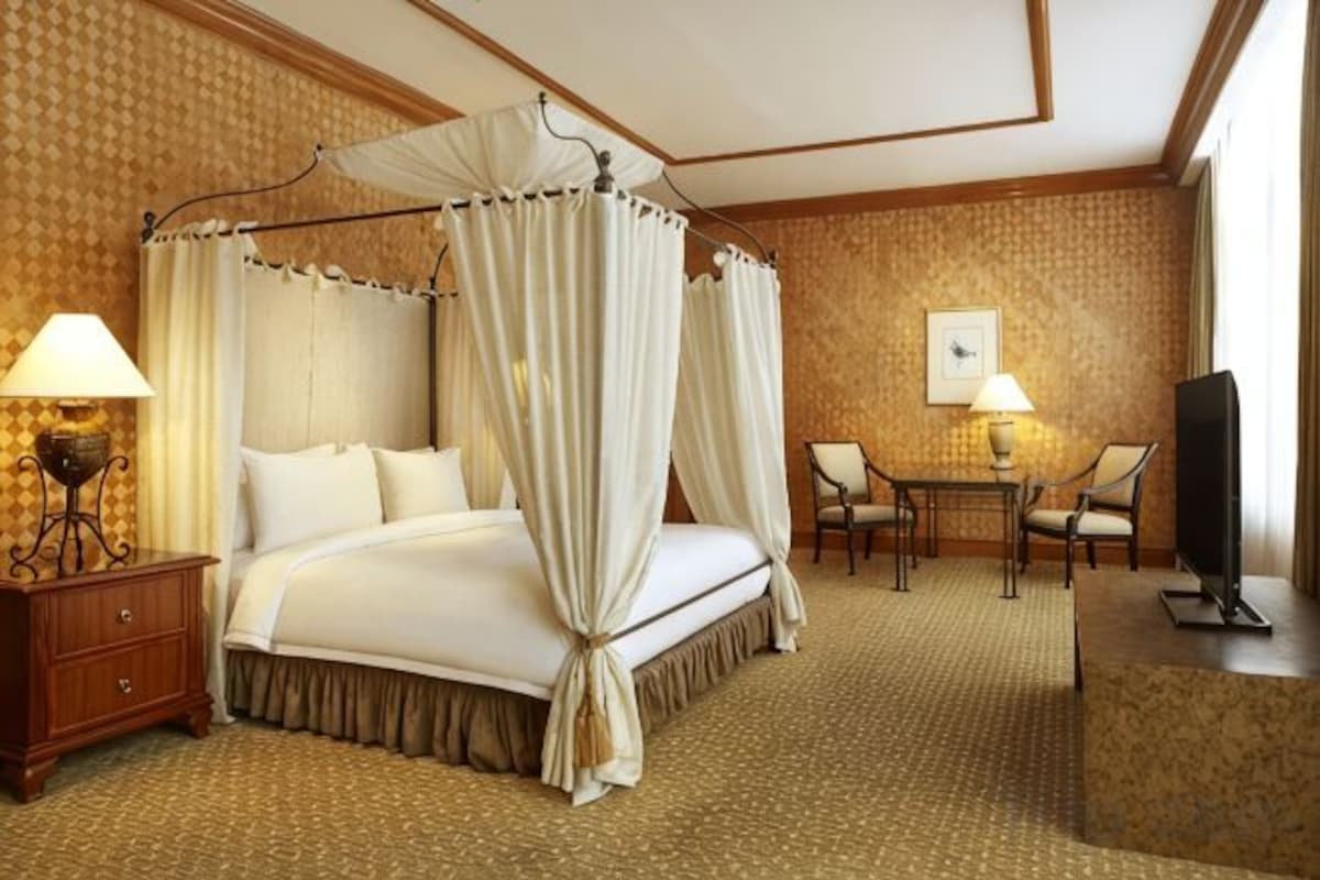 Premium bedding, minibar, in-room safe, desk
