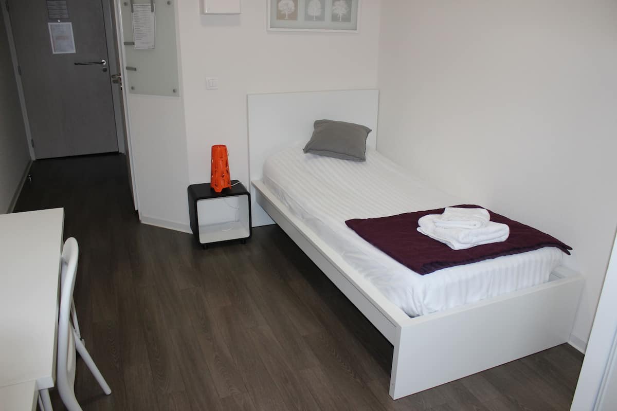 Single Room, 1 Katil Bujang (Single) | Meja, kalis bunyi, seterika/papan seterika, Wi-fi percuma
