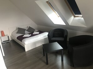 Quarto casal conforto, 1 cama de casal, sacada | Escrivaninha, quartos à prova de som, ferros/tábuas de passar roupa