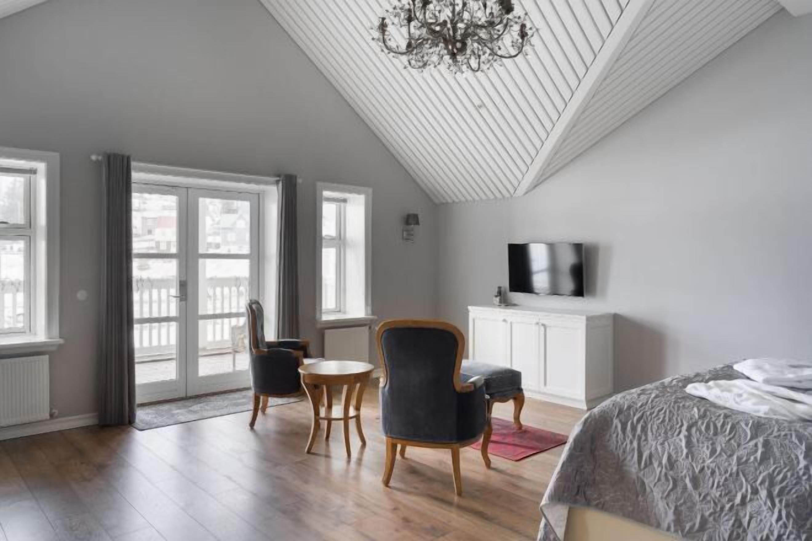 客房内保险箱、办公桌、笔记本电脑工作区、遮光窗帘