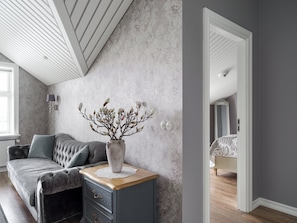 Svit | Värdeförvaringsskåp på rummet, skrivbord och arbetsyta för laptop