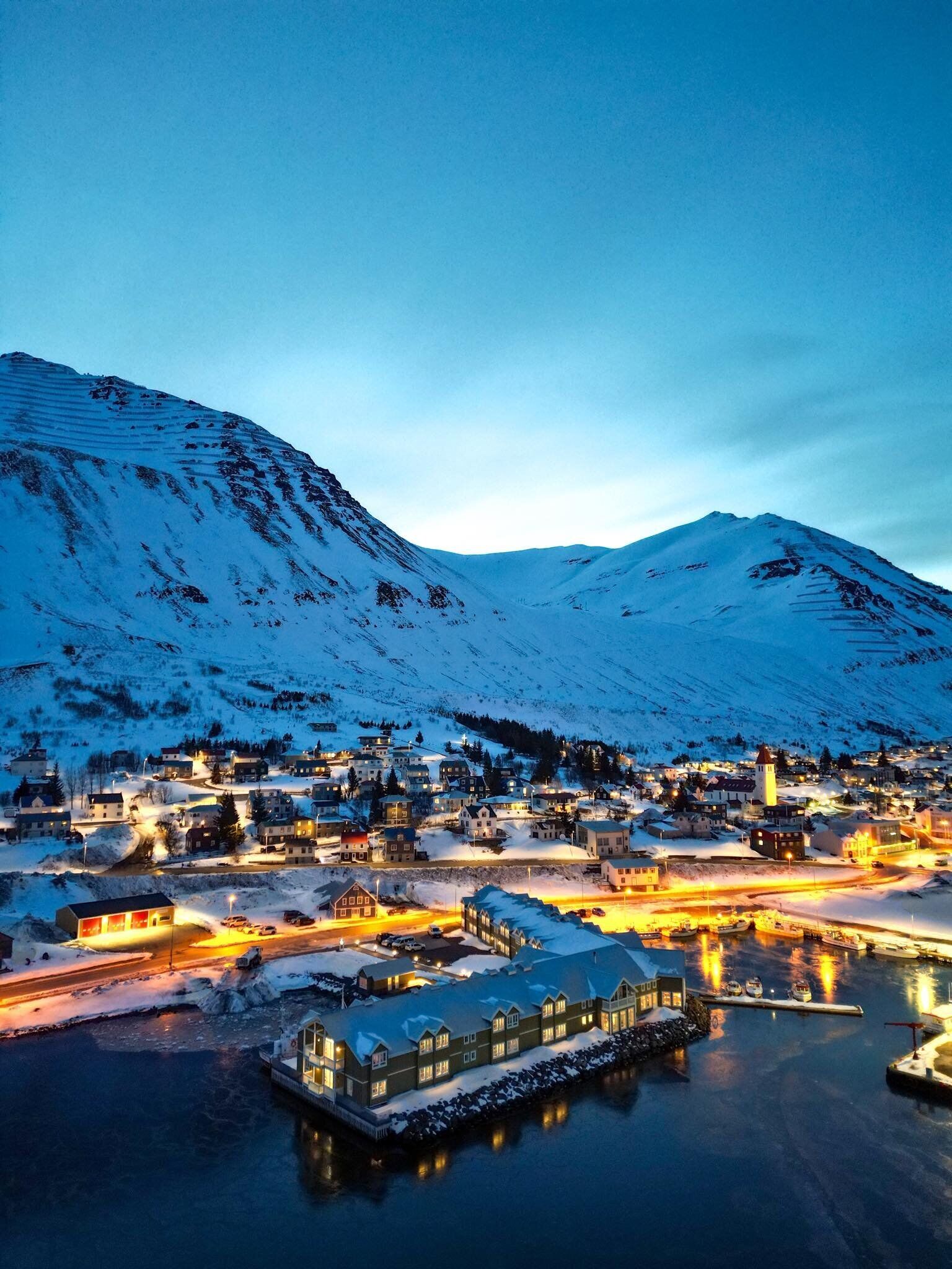Fachada de la propiedad por la tarde o noche