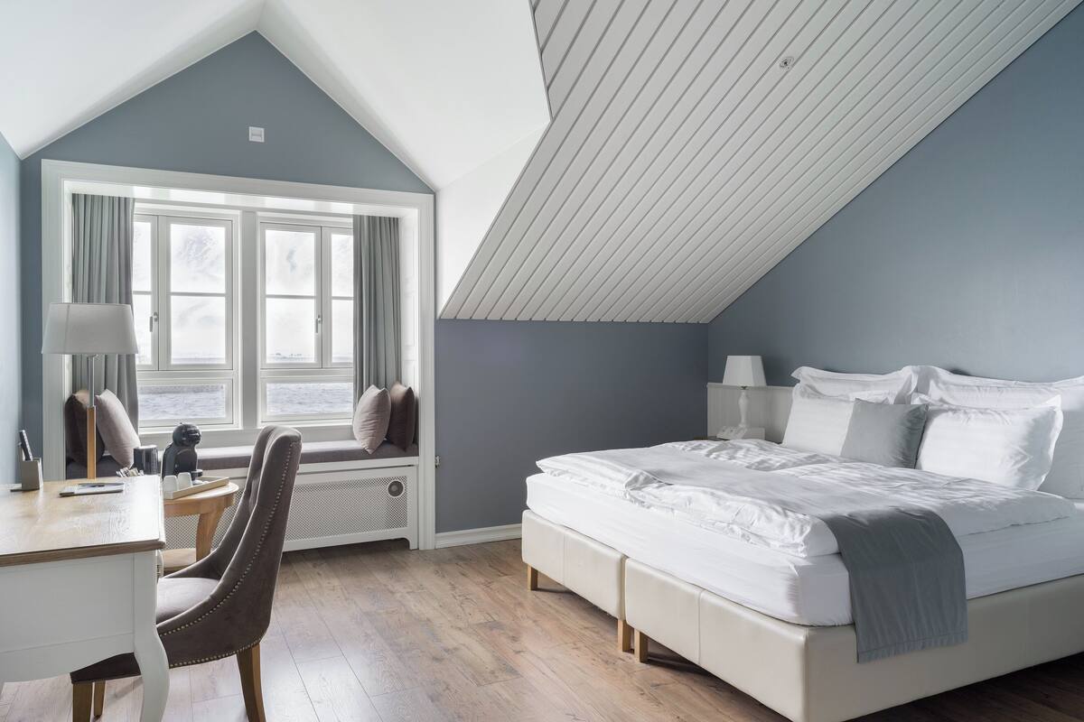 Une chambre à coucher avec un lit, un bureau et une chaise.