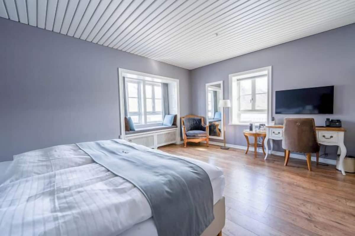 In-room safe, desk, laptop workspace, blackout curtains