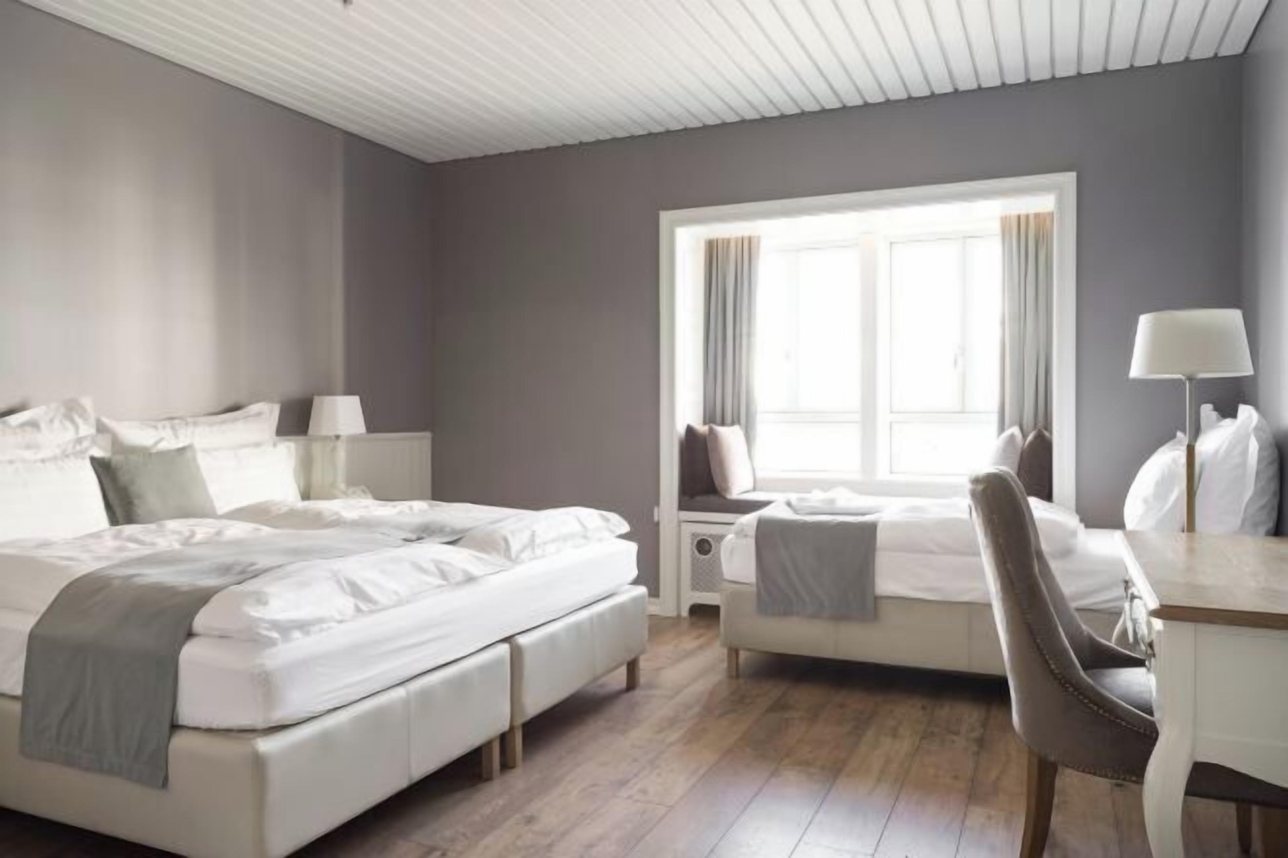 客房内保险箱、办公桌、笔记本电脑工作区、遮光窗帘