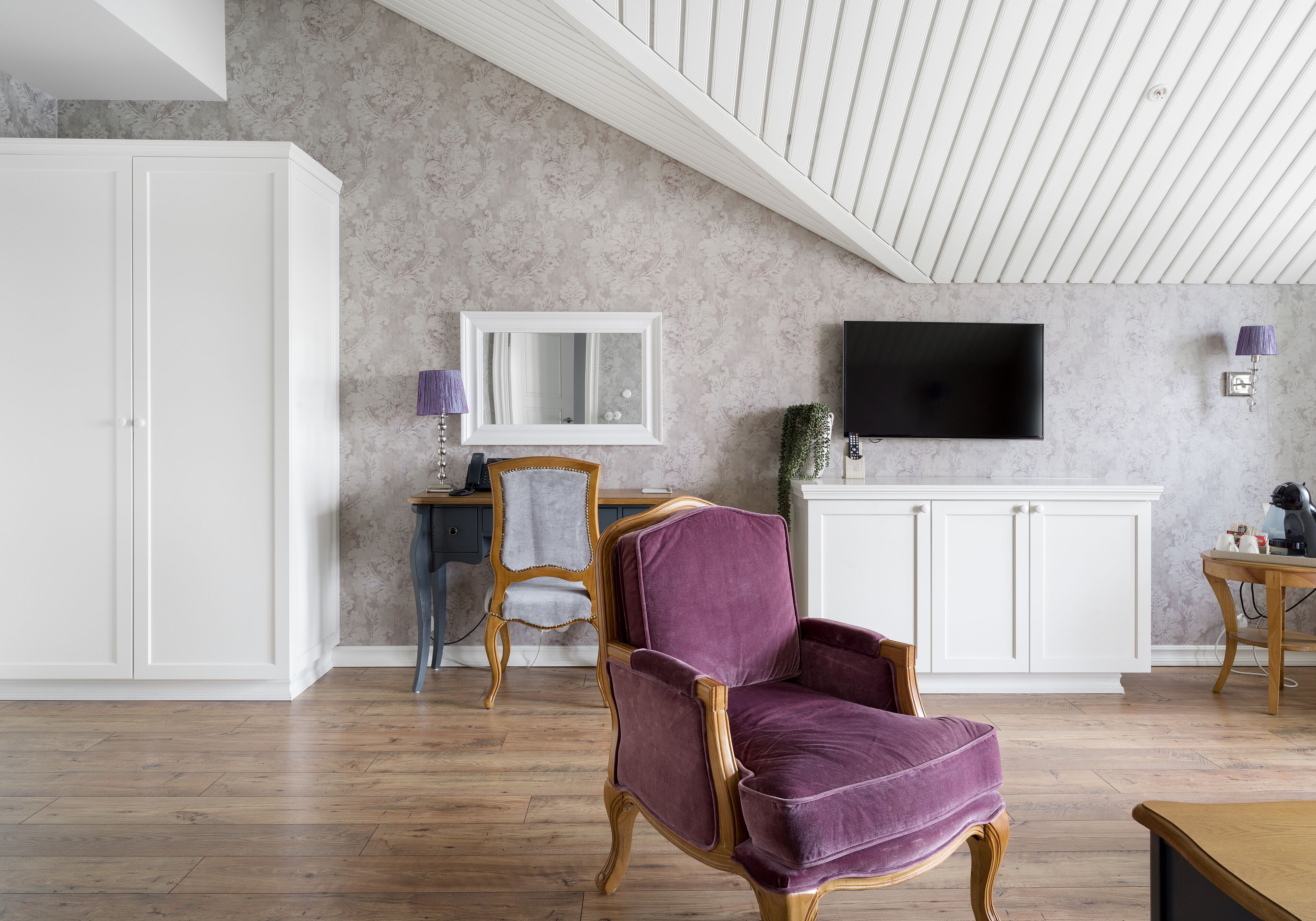 suite | living area | flat-screen tv