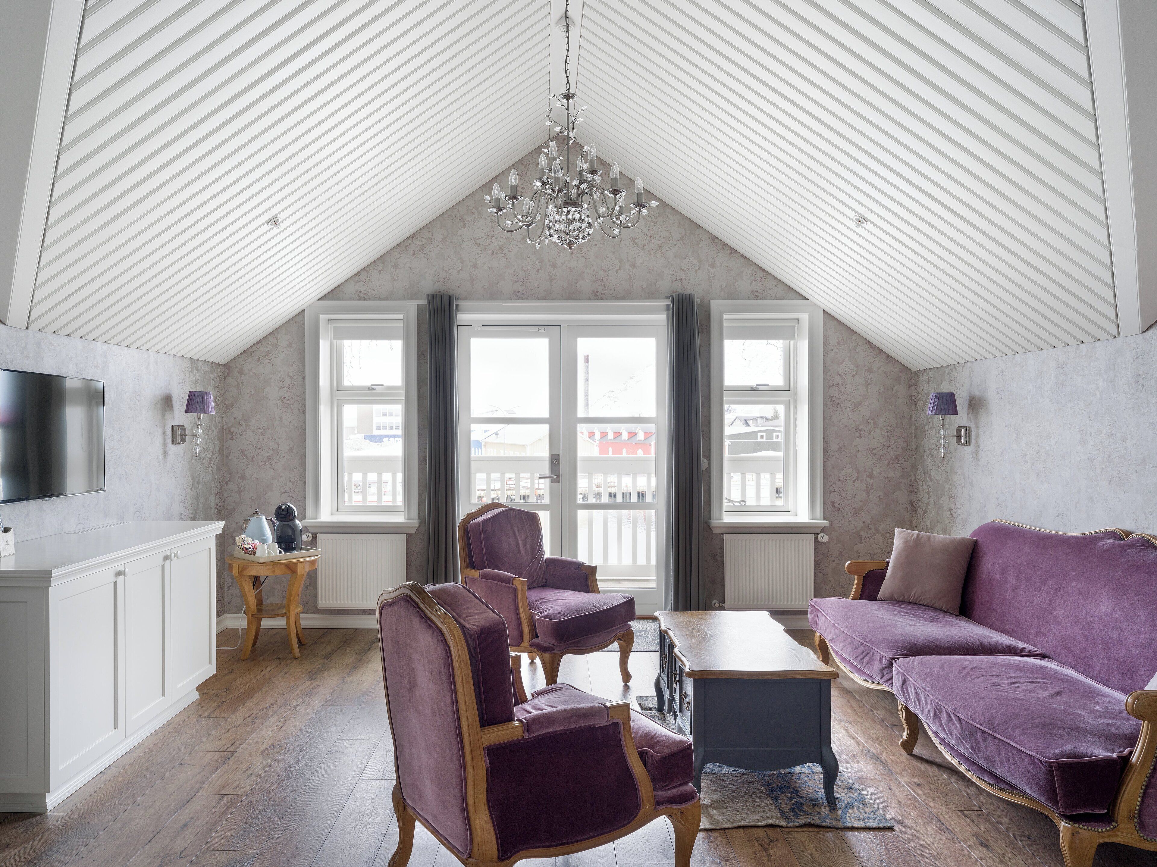 套房 | 客房内保险箱、办公桌、笔记本电脑工作区、遮光窗帘