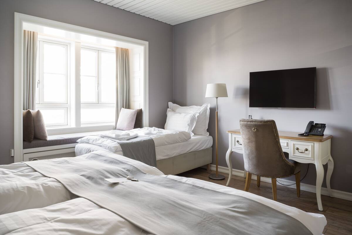 in-room safe, desk, laptop workspace, blackout curtains