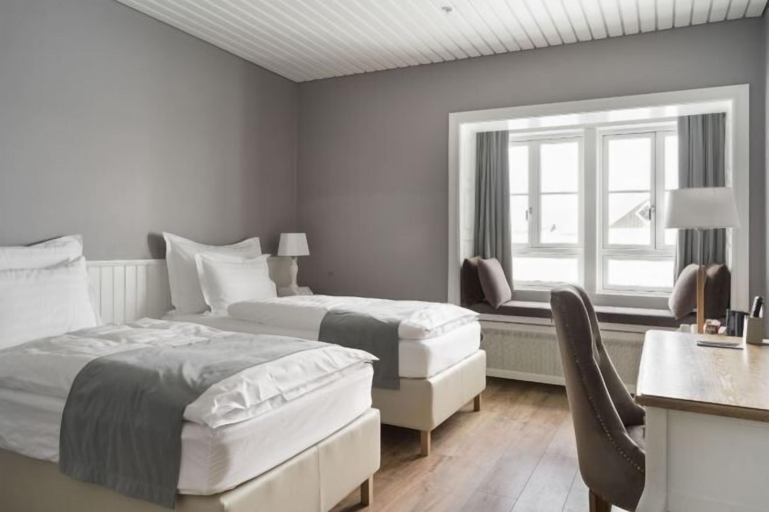 客房内保险箱、办公桌、笔记本电脑工作区、遮光窗帘