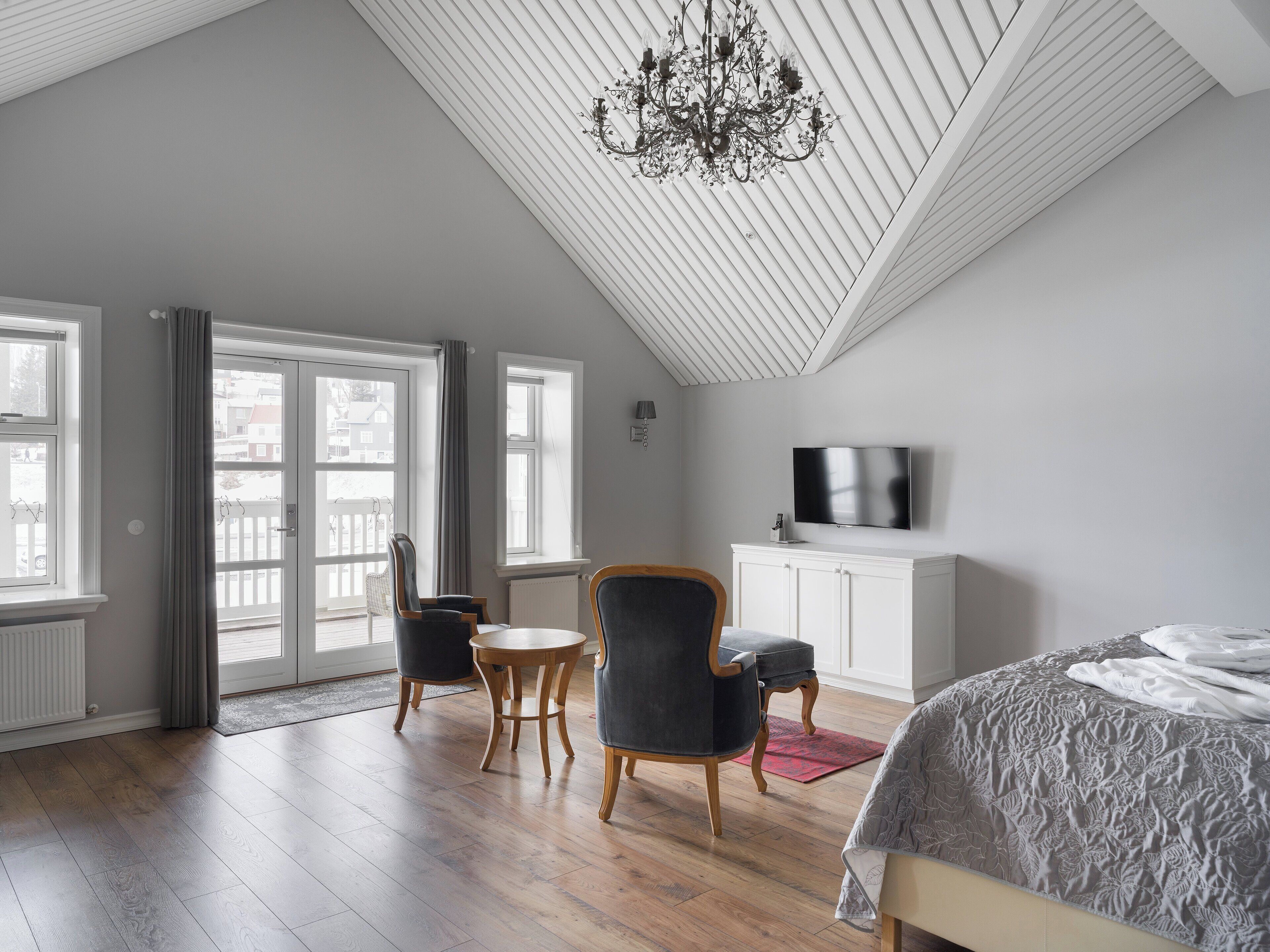 小型套房 | 客房内保险箱、办公桌、笔记本电脑工作区、遮光窗帘