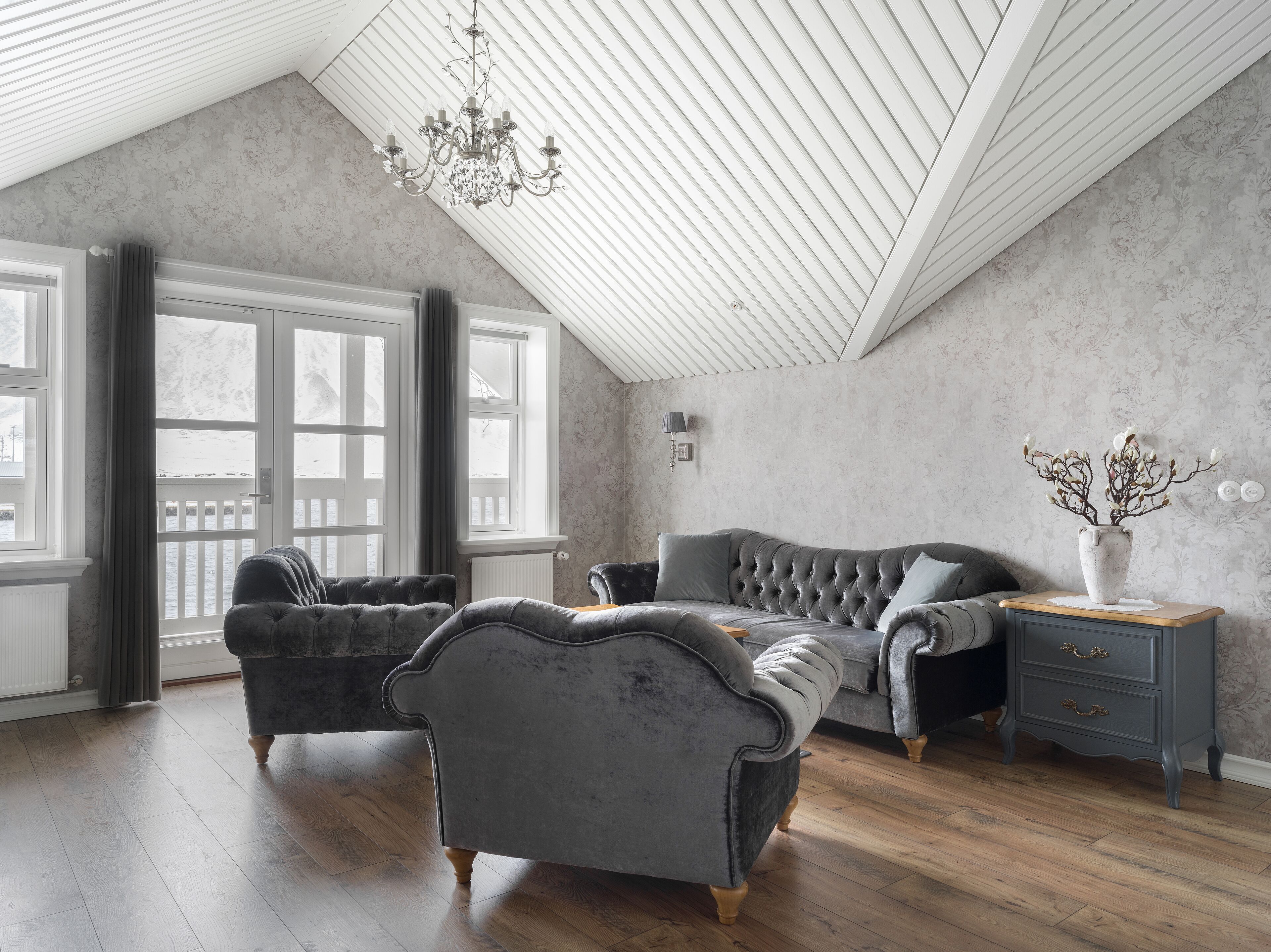 suite | living area | flat-screen tv