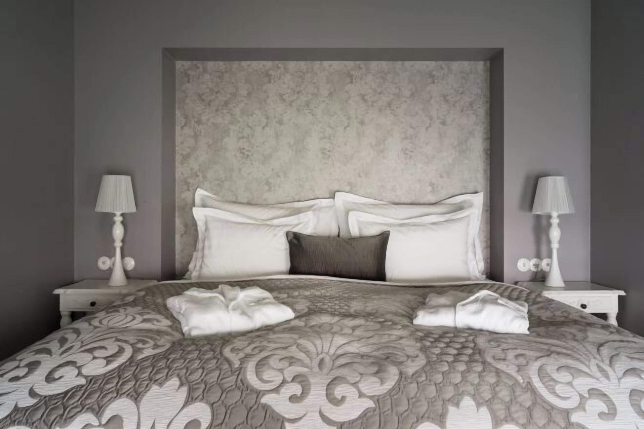 客房内保险箱、办公桌、笔记本电脑工作区、遮光窗帘