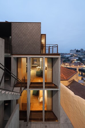 Front of property – evening/night - Oh Porto (Vila Nova de Gaia)