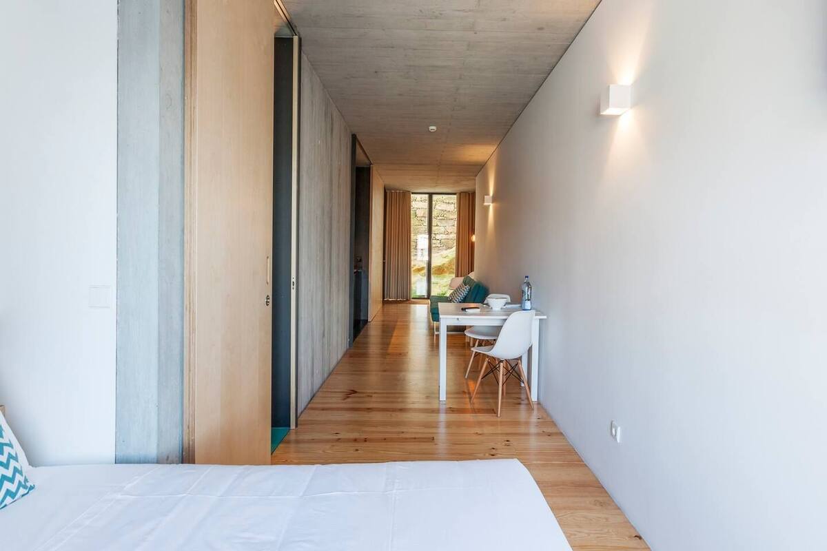 Escritorio, cortinas blackout y tabla de planchar con plancha 