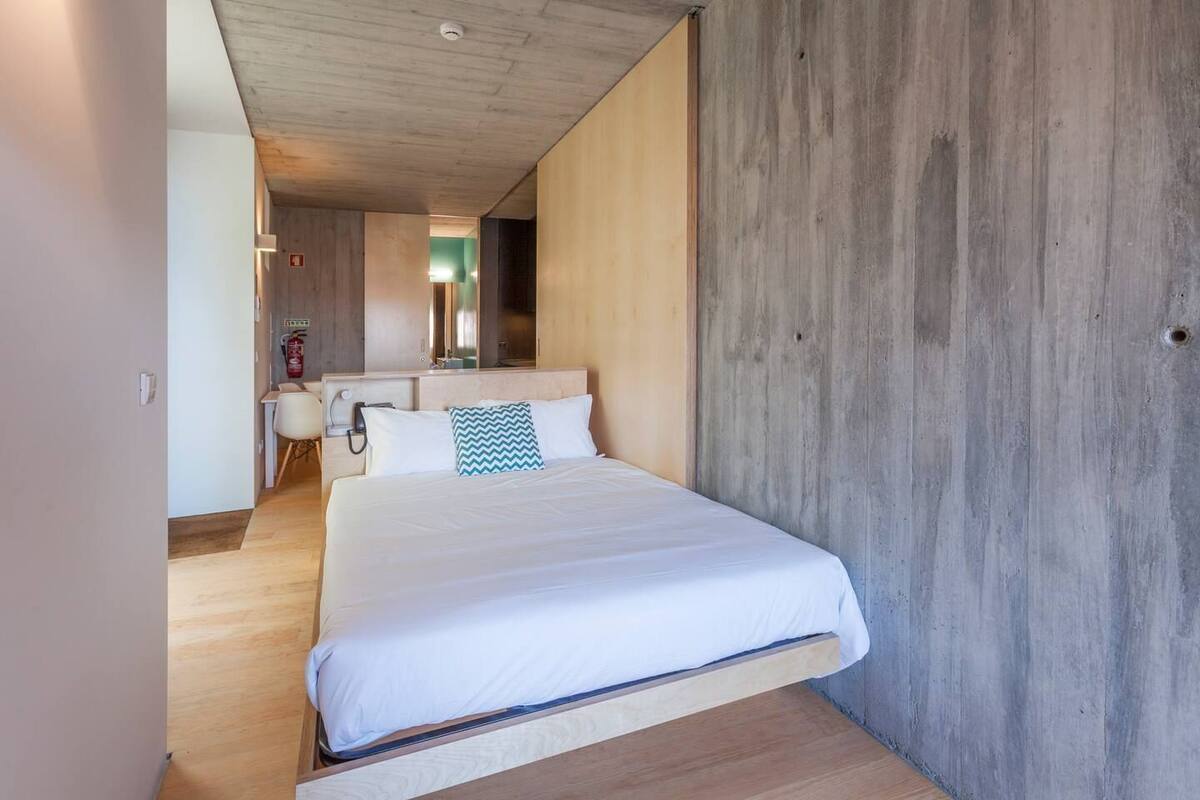 Escritorio, cortinas blackout y tabla de planchar con plancha 