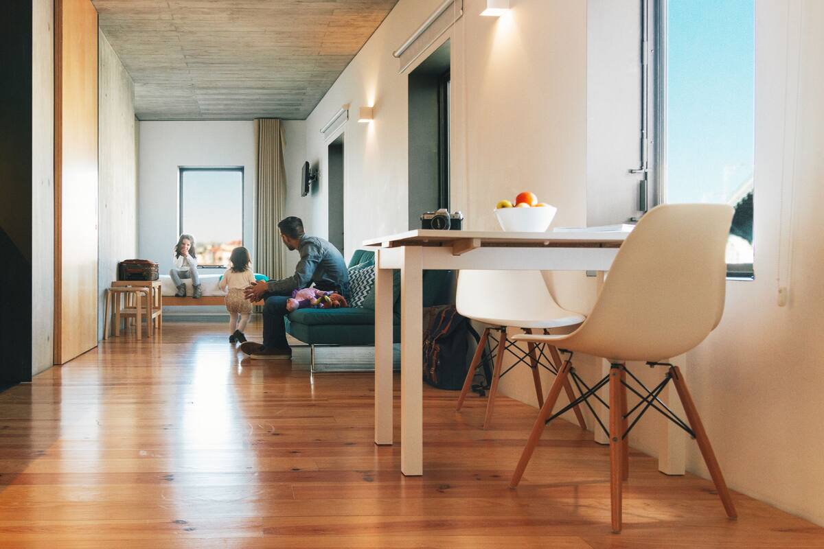 Escritorio, cortinas blackout y tabla de planchar con plancha 