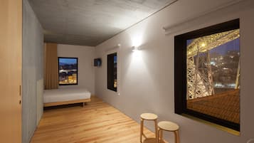 Escritorio, cortinas blackout y tabla de planchar con plancha
