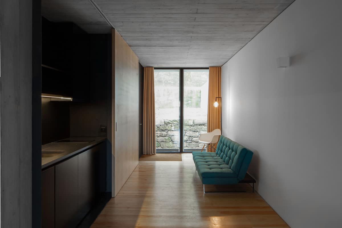 Studio (Arrábida) | Desk, blackout drapes, iron/ironing board, free cribs/infant beds