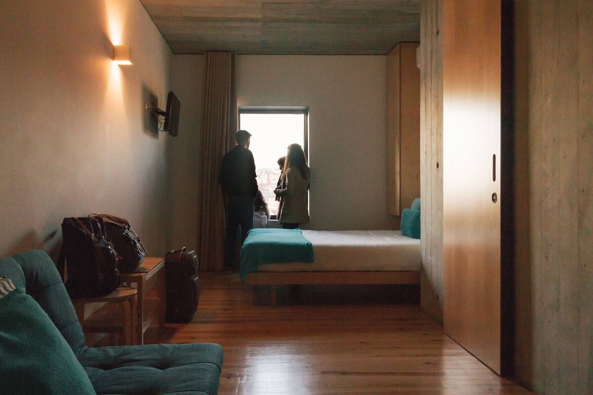 Escritorio, cortinas blackout y tabla de planchar con plancha 