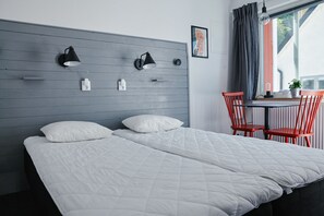 Habitación con 2 camas individuales, en edificio contiguo | Escritorio y wifi gratis 