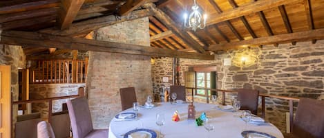 Serveert ontbijt, lunch, diner, Spaanse gerechten