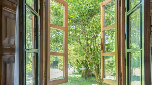 A room with a desk and an open window overlooking a garden. - Hotel Restaurante Asador de Roxos Casa de Albardonedo (Santiago de Compostela)