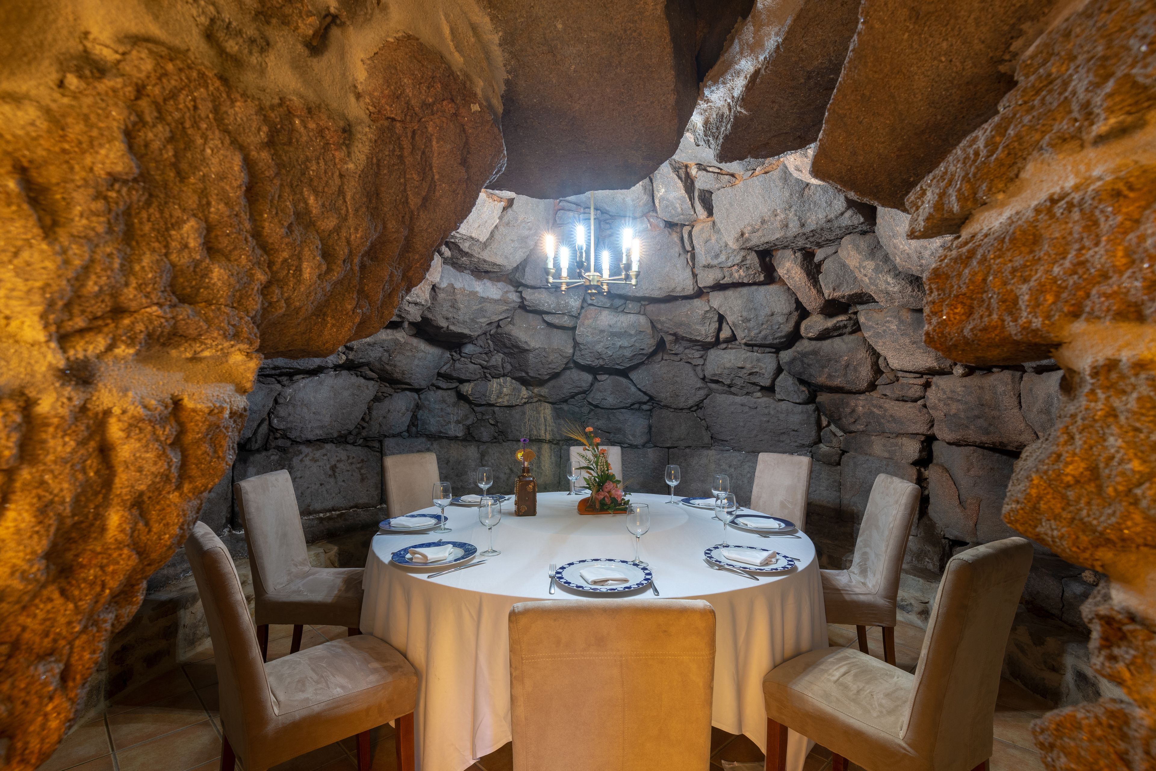 حيث تُقدم وجبات الإفطار، الغداء، العشاء، الأطباق الأسبانية