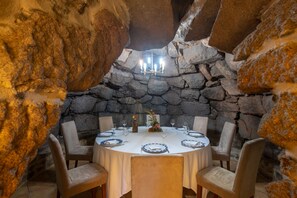 供應早餐、午餐和晚餐，西班牙料理