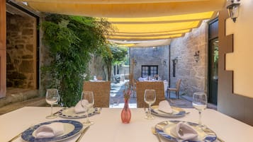 Se sirven desayunos, comidas, cenas y cocina española
