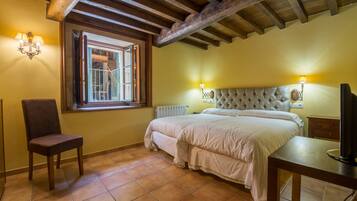 Triple Room | Desk, blackout drapes, cribs/infant beds, free WiFi