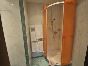 Apartamento standard, 1 quarto, vista para a montanha | Banheiro | Toalhas de banho 