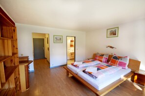 Double Apartment, 1 Bedroom, Mountain View with Terrace | Schreibtisch, kostenlose Babybetten, kostenloses WLAN, Bettwäsche