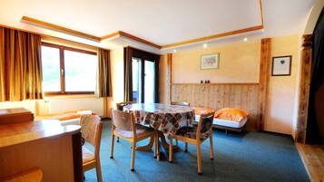 Apartment, 2 Bedrooms, Mountain View (Large) | Living area