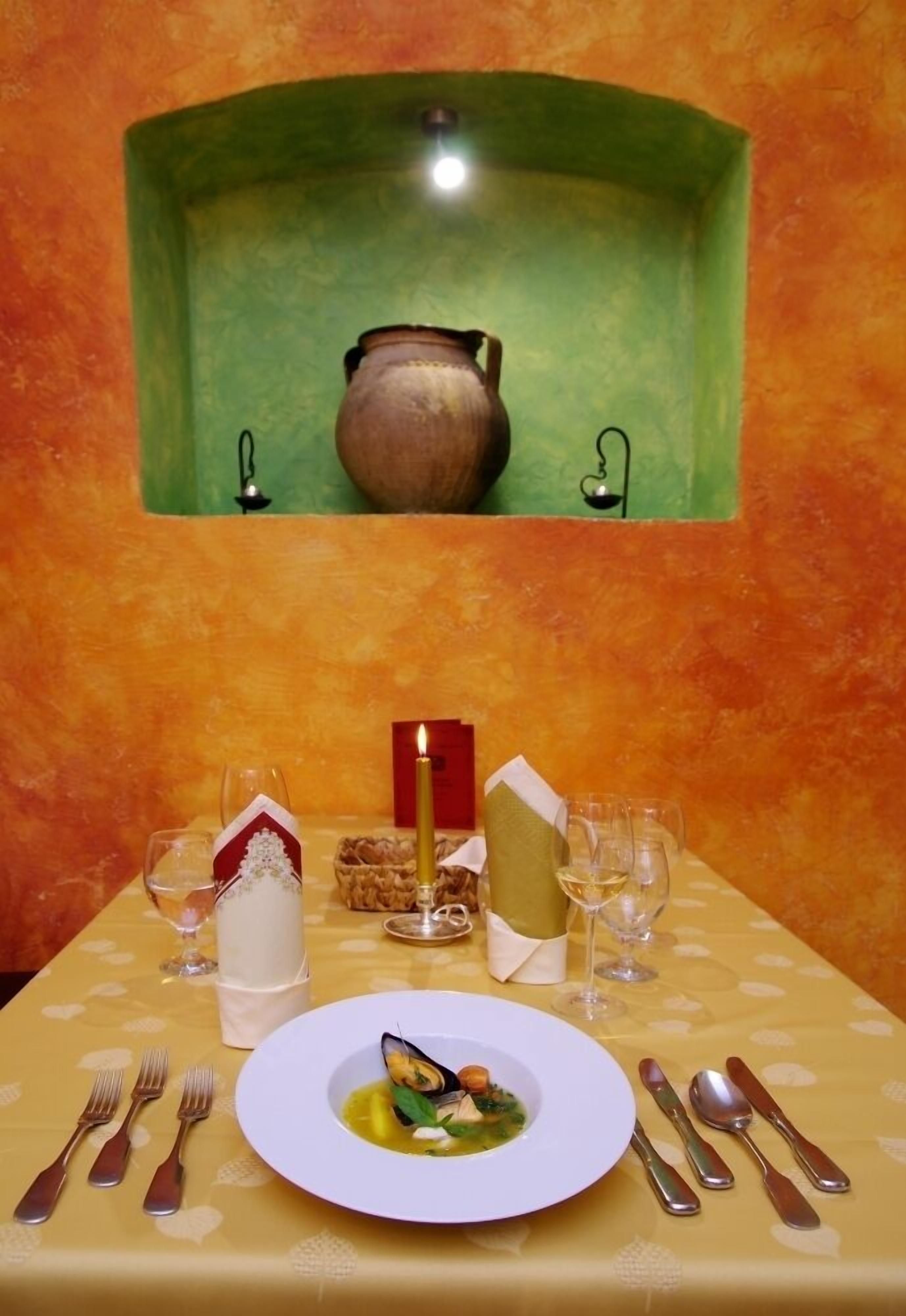 breakfast, lunch, dinner served; international cuisine