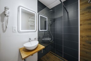 Minibar, escritorio, tabla de planchar con plancha y wifi gratis 