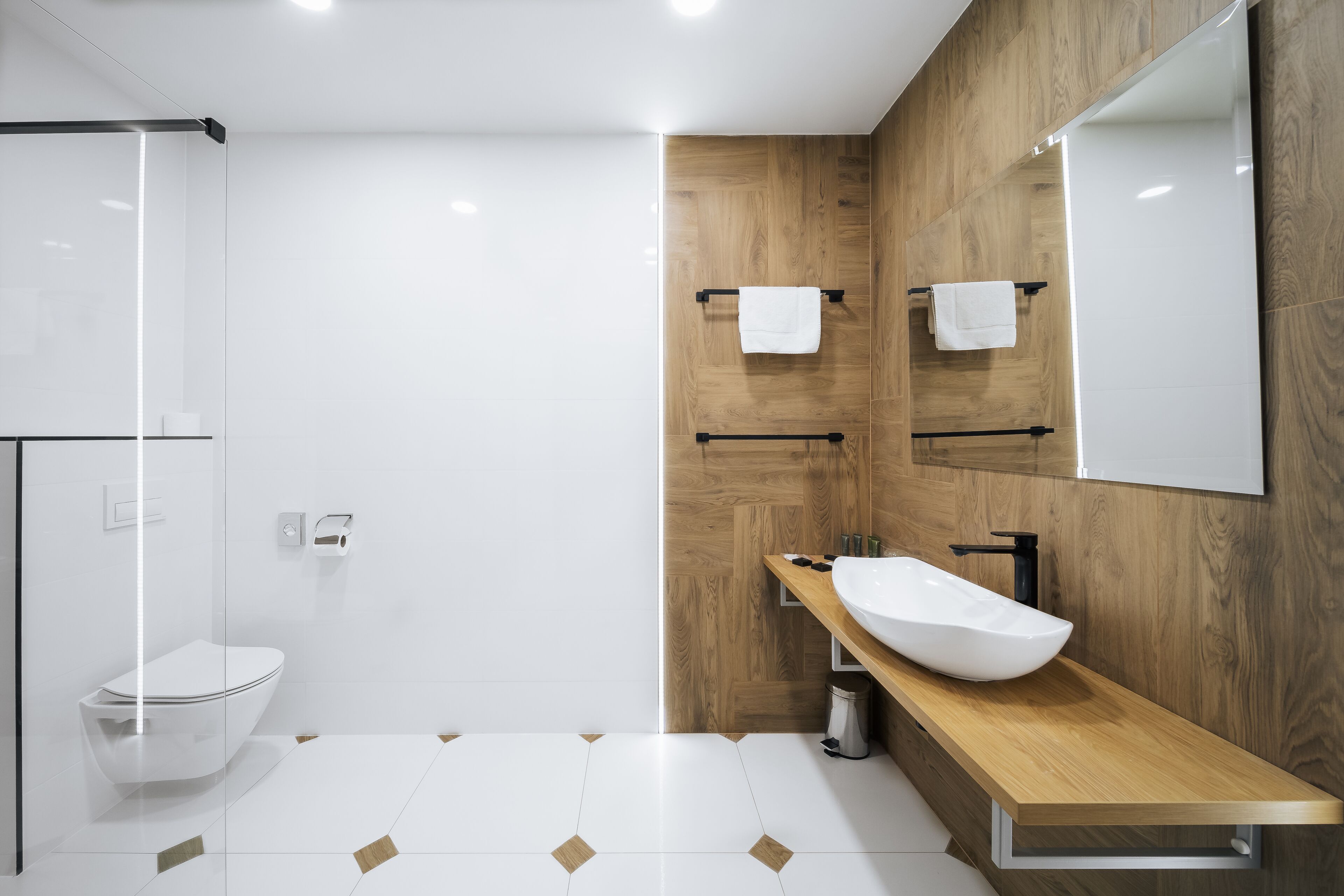 deluxe double or twin room, 1 bedroom | minibar, desk, iron/ironing board, free wifi