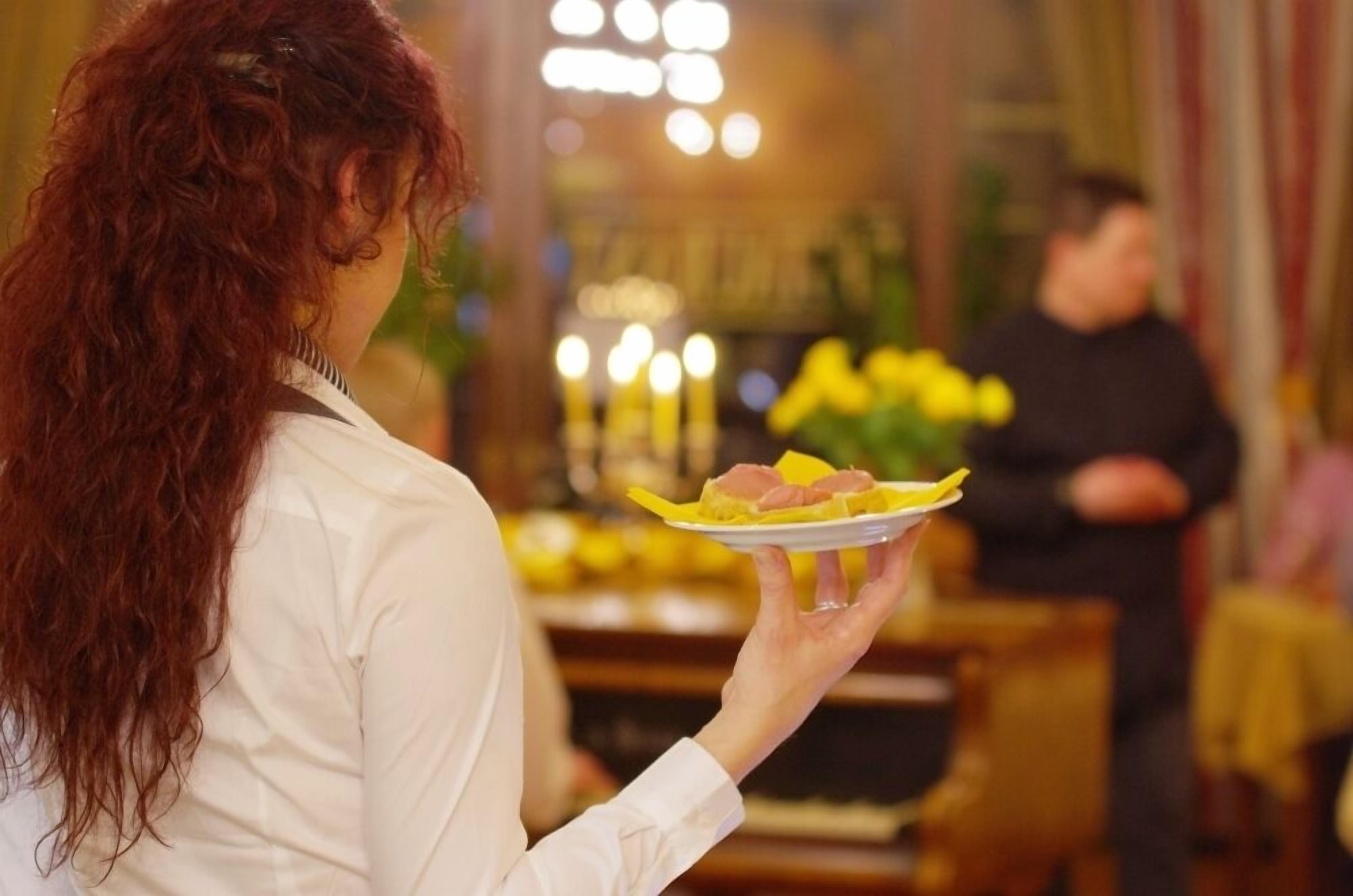 breakfast, lunch, dinner served; international cuisine